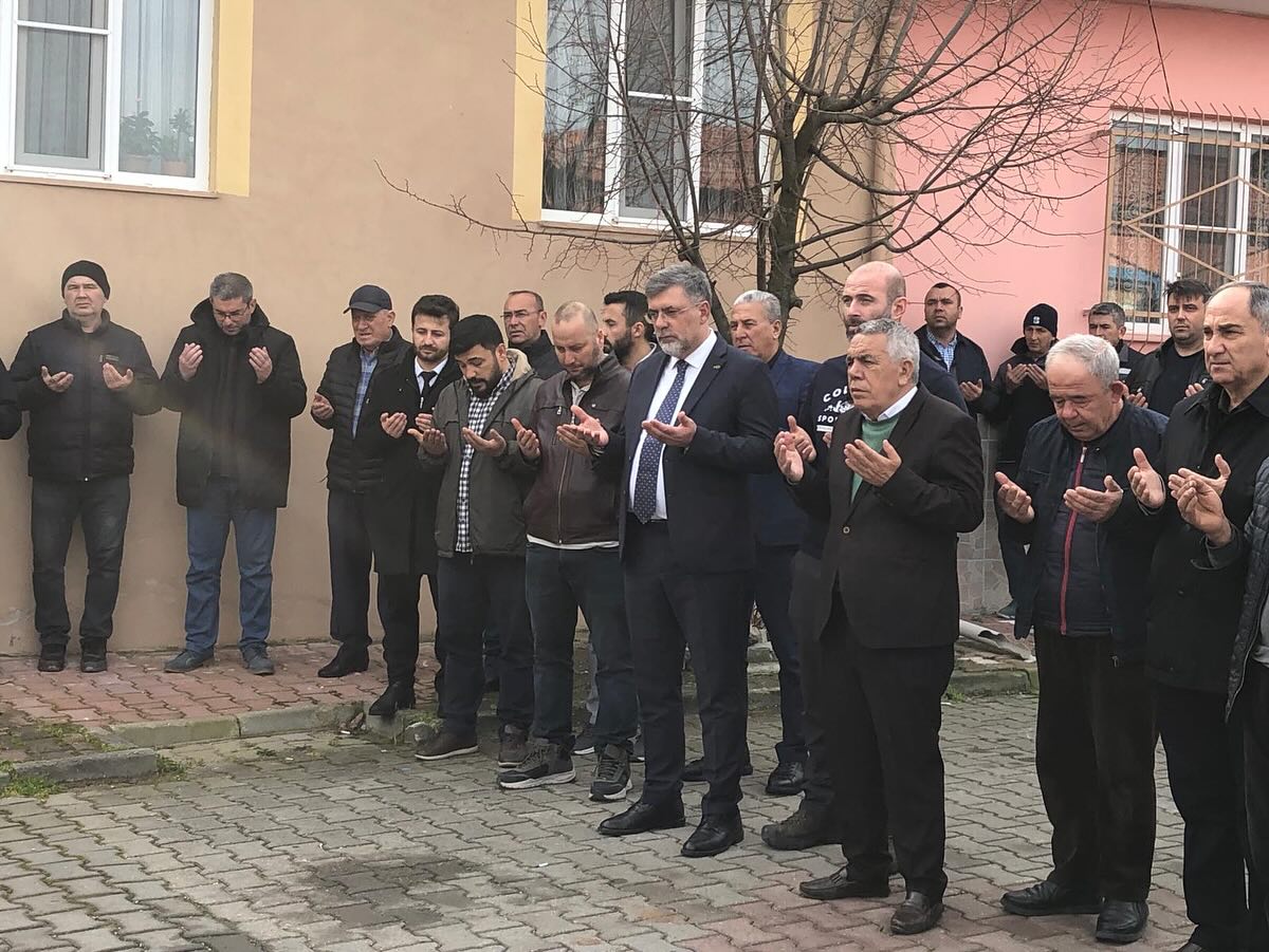 AK Parti Kepsut Belediye Başkanı İsmail Cankul, Kepsut Kızılay Koordinatörü Kadir Aktaş'ı kutsal topraklara umre ziyareti için uğurladı.
