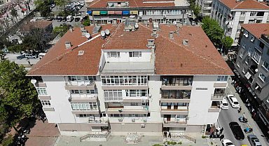 Avcılar'da beton parçasının düştüğü bina tahliye edilerek mühürlendi