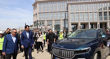 Bakan Kurum, Togg'un şoför koltuğuna geçerek İstanbul çevresinde tur attı