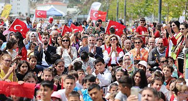 Bayraklı ve Selçuk'ta 23 Nisan'da çocuklar doyasıya eğlendi