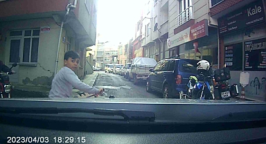 Bisikletli Çocuk Aracın Altında Kalmaktan Son Anda Kurtuldu