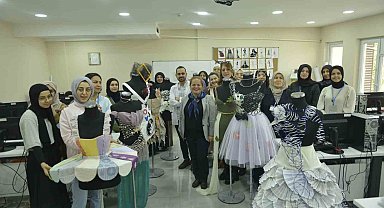 Bursa'da gazete kağıtları ve atık plastikten kıyafet yapıyorlar