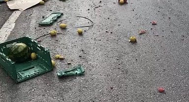Bursa'da vinç ile kamyon çarpıştı, binlerce kasa meyve ve sebze yola döküldü