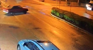 Caddenin ortasında duran otomobile motosiklet böyle çarptı