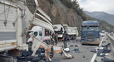 Kamyon Tıra Arkadan Çaptı, Meyve Kasaları Yola Savruldu