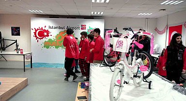 İGA'lı çocuklar depremzede kardeşlerine bisiklet hediye etti