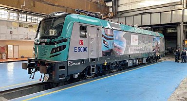 İlk yerli ve milli elektrikli anahat lokomotifi E5000 raylara iniyor
