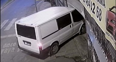 İstanbul'da film gibi soygun kamerada: Hurdacıyı kepengini minibüsle kırıp soydular