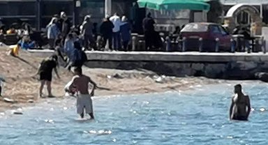 İzmir'de sıcak havayı fırsat bilenler denize girdi