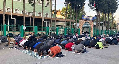 İzmirliler bayram namazı için camilere akın etti