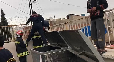 Korkuluk Demirine Sıkışan Çocuğu İtfaiye Kurtardı