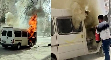 Park Halindeki Minibüs Alev Alev Yandı
