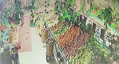 Sarıyer'de bir marketten 40 bin lira değerinde ürün çalan şahıslar kamerada