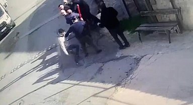 Sultanbeyli'de bıçaklı kavga kamerada: Yaşlı adamı bıçaklayıp kaçtı