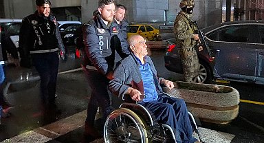 Uyuşturucu baronu, polisi karşısında görünce ellerini kaldırmış