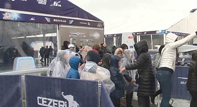Yağmura rağmen vatandaşlar TEKNOFEST'e akın etti