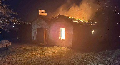 Yangında mahsur kalan yaşlı adamı komşuları kurtardı