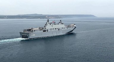 'TCG Anadolu' Şehitler Abidesi ve Çanakkale halkını selamladı