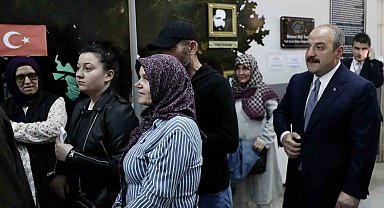 Bakan Varank oy kullanmak için 45 dakika sıra bekledi