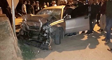 Kontrolden Çıkan Otomobil Beton Duvara Çarptı