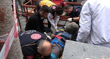 Çatıdan düşen işçiler hastaneye kaldırıldı