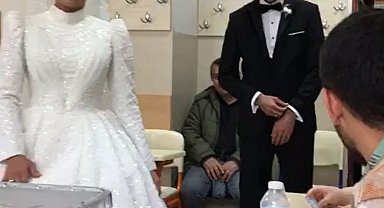 Gelin ve damat düğün öncesi oy kullandı
