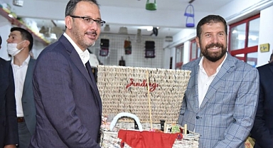 Gençlik Hediyesini Bekliyor