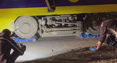 Seyir Halindeki Tramvay Raydan Çıktı