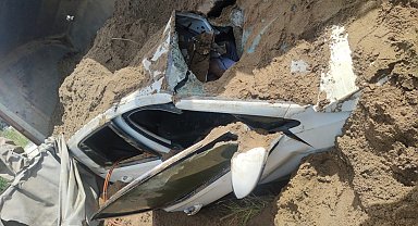 Kum Yüklü Kamyon, Otomobilin Üzerine Devrildi