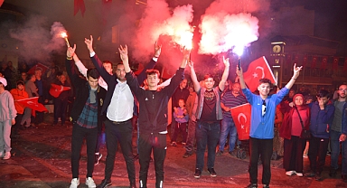 Sındırgı’da Demokrasi Zaferi Sokaklara Taştı