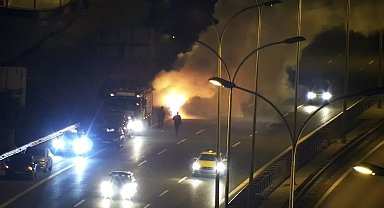 Otomobil Alev Aldı