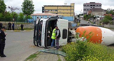 Sultanbeyli'de virajı alamayan beton mikseri devrildi: 1 yaralı