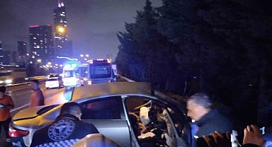 Aşırı Hızlı Araç Bariyerlere Ve Yol Kenarındaki Minibüse Çarptı