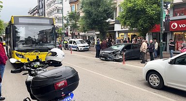 Yolcu İndiren Halk Otobüsüne Ters Şeritten Gelen Otomobil Çarptı