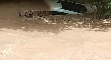 Antalya'da Şiddetli Yağmur Hayatı Felç Etti, Otomobil Sel Sularıyla Sürüklendi   