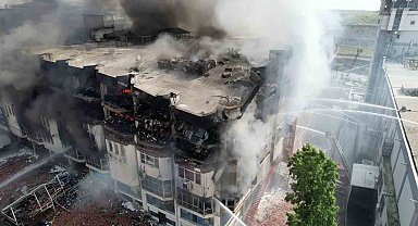 Başakşehir'de iş hanındaki yangını söndürme çalışmaları havadan görüntülendi