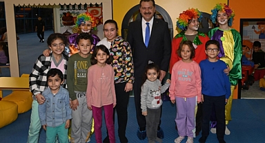 Başkan Yılmaz'dan karne hediyesi ücretsiz Çocuk Köyü