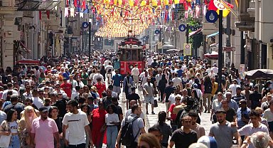 Bayram öncesi vatandaşlar Taksim'e akın etti