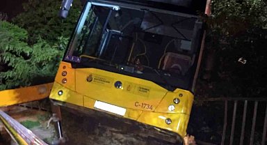 Freni Boşalan Otobüs Bir Evin Bahçesine Uçtu