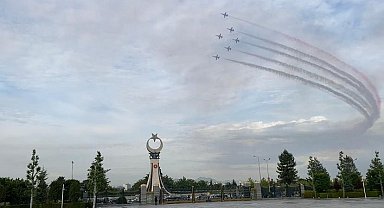 Cumhurbaşkanı Erdoğan'ın göreve başlama töreninde Türk Yıldızları şov yaptı