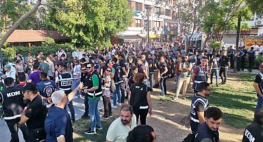 İzmir'de LGBT yürüyüşüne polis müdahalesi: 50'nin üzerinde gözaltı