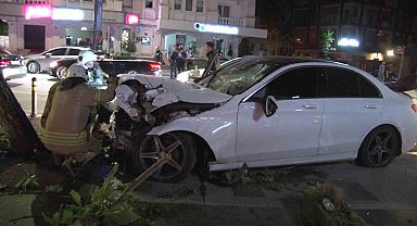 Kadıköy'de kontrolden çıkan araç kaldırımdaki ağaca çarptı: 1 yaralı
