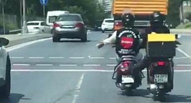 Küçükçekmece'de tehlikeli yolculuk kamerada: Benzini biten motosikleti ayağıyla itti