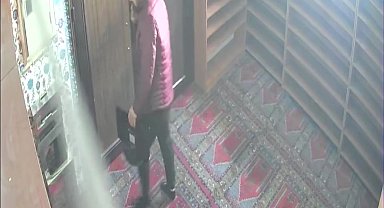Pendik'te camiye giren hırsız cemaatten toplanan paraları ve monitörü çaldı