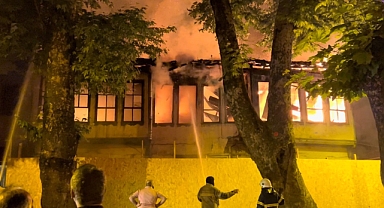 Tarihi Bina Alev Alev Yandı