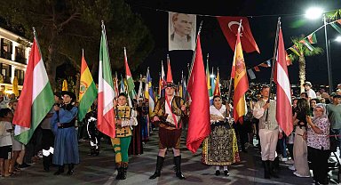100 ülkenin katıldığı festival Rio Karnavalı'nı aratmadı