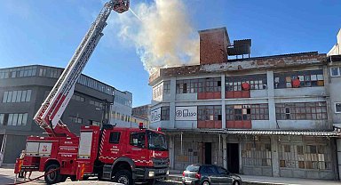 3 katlı mobilya atölyesinin terası alevlere teslim oldu