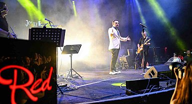 'Dolu Dolu Yaz Konserleri'nde Yaşar sahne aldı