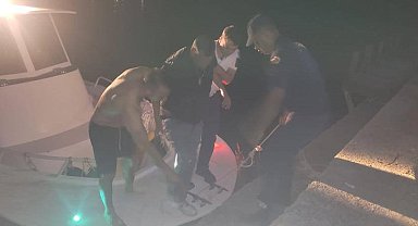 Alabora olan tekneden düşen 3 kişi böyle kurtarıldı
