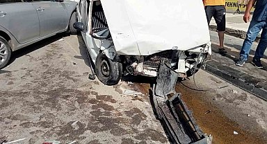 Alkollü sürücü park halindeki araçlara daldı: 1'i ağır 5 yaralı